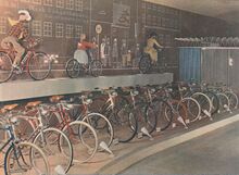 Stand des Mifa-Werkes auf der Frühjahrsmesse 1957. "Ganz gleich, ob es sich um Tourenräder, Sport- und Rennräder, Jugend- oder Kinderräder handelt, immer wird auf den Ausstellungsständen der bekannten Fahrradmarken 'Diamant', 'Mifa' und 'Möve' das Gesuchte zu finden sein."