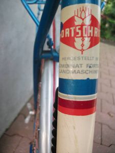 Beim gezeigten Jugendrad deutet lediglich ein kleiner Aufkleber am Sattelrohr auf den eigentlichen Hersteller hin (VEB Kombinat Fortschritt Landmaschinen Neustadt).
