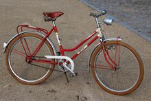 Ein Jugendrad Modell 355 von 1965, das den Markennamen Rekord trägt.
