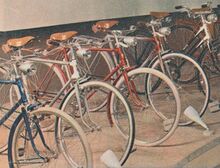 Sporträder von Mifa als Exponate auf der Leipziger Frühjahrsmesse 1957. Im Vordergrund (blaues Fahrrad) ein Modell 9 e, daneben die Modelle SH 14/2 und 9 b, ganz rechts ist das Modell SH 14/1 zu sehen. Im direkten Vergleich fallen die unterschiedlichen Steuerkopflängen auf: Die 26"-Varianten messen hier 160 mm, die 28"-Modelle hingegen 130 mm.