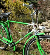 Fahrradlenker in dieser Form sind an den Tourensporträdern von Mifa ab Baujahr 1978 zu finden. Das Rahmendekor mit den bunten Sternen wurde noch 1979 durch eine anders gestaltete Variante ersetzt.