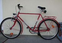 Typisch für die Tourensporträder der Achtziger Jahre waren PUR-Sättel sowie Blockpedale.