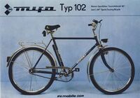 Diese Prospektabbildung von 1982 zeigt das Modell 102 mit verchromten Schutzblechen sowie verchromtem Kettenschutz und Gepäckträger.