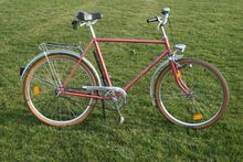 Gegenüber dem zuvor gezeigten Exemplar fällt der einfachere Kettenschutz auf, der regulär nur bis 1985 am Modell 105 verwendet wurde. Weiterhin besitzt dieses Fahrrad ein Kettenblatt von Thun.