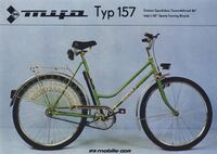Diese Katalogabbildung von 1982 hingegen zeigt das Modell 157 in der hochwertigsten Ausstattung.