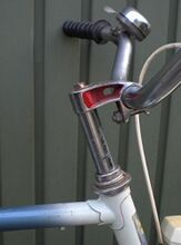 Sportrad-Vorbau Zeitraum: 1978 bis 1979 Verwendung: Mifa Sporträder Material: Stahl (verchromt) Lenkerklemmung: 22 mm (mit Kunststoffhülse); 25 mm (ohne) Bemerkungen: geschwungener Vorbau, rot lackiert