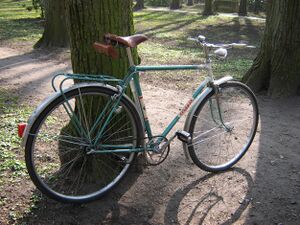 ==============================================] Beim hier gezeigten Sportrad fällt der bereits veränderte Gabelkopf auf. Es besitzt aber zumindest noch ein Keiltretlager mit geschraubten Lagerschalen.