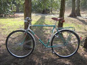 Referenz-Fahrrad (?) ============================ Zwar etwas mitgenommen, aber dennoch im Originalzustand zeigt sich dieses Herren-Sportrad von 1975.