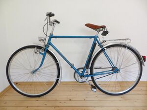 ============================================== Als Veränderung gegenüber früheren Baujahren fällt die nun an der Vorderradgabel angebrachte Dynamohalterung auf.