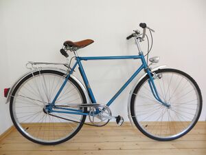 Referenz-Fahrrad (?) ============================= Im Auslieferungszustand des Jahres 1987 zeigt sich dieses Herren-Sportrad. Es besitzt das bei den Sporträdern nur kurzzeitig verwendete Rahmendekor.