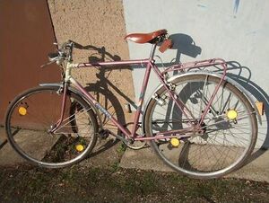 Zum Produktionszeitpunkt dieses Fahrrades (1977) wurde offenbar nur noch das Mifa-Rahmendekor verwendet, das zu dieser Zeit bereits aus Chromfolienaufklebern bestand. Die Keiltretlager in Thompson-Ausführung (erkennbar an der Staubschutzkappe aus Plaste) stellten qualitativ einen Rückschritt dar.