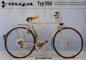 Mit dem Modell 204 von Mifa wurde ab 1982 wieder ein Sportrad mit serienmäßiger Kettenschaltung angeboten. Hier eine Prospektabbildung aus dem Jahr 1983.