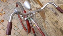 ============================== Nur selten blieben die Anbauteile wie Lenker oder Tretkurbeln so gut erhalten wie bei diesem Fahrrad. Speziell die Lenkergriffe aus Duroplast waren sehr bruchanfällig.