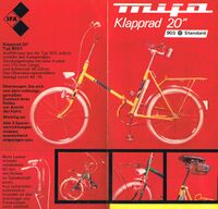 1977 wird das Klapprad Modell 903 erstmals im Katalog erwähnt. Hier wird es noch mit angelöteten Spitzen zur Luftpumpenhalterung sowie den nur kurzzeitig verwendeten Rahmenaufklebern mit bunten Streifen gezeigt.