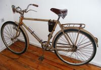 Mifa-Tourenrad Modell S 1 von 1957. Farbe beige, Felgen silber. Das abgebildete Rad wurde vrmtl. nach Westdeutschland exportiert. Gummigriffe sind Zubehörteil. Beleuchtung von AUFA.