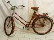 Im Jahre 1956 entstanden einige Ausführungen mit speziellem "Olympia"-Rahmendekor (Motiv: olympische Ringe). Dieses Fahrrad besitzt ein solches Dekor. Abweichungen gegenüber dem Originalzustand betreffen das Rücklicht sowie die fehlende Luftpumpe nebst Haltern.