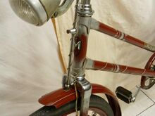 Typisch für Mifa-Fahrräder der Baujahre 1954 bis 1956 sind silberne Ringverzierungen am Ober- und Unterrohr. Bei diesem Exemplar ist darüber hinaus auch der Steuerkopfbereich silberfarben abgesetzt.