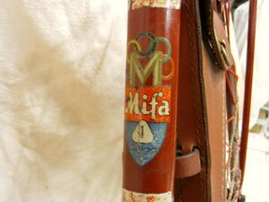 Detailaufnahme des links nebenstehend gezeigten Fahrrads mit Mifa-Emblem und "Olympia"-Dekor