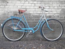 Mifa Modell 152 (1962) Ein Damen-Tourenrad mit hammerschlag-blauer Lackierung. Im Ursprungszustand erhalten, auch das Kleidernetz ist noch original.