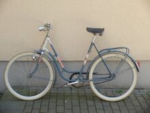 Dieses Modell 154 von 1971 besitzt bereits das überarbeitete Rahmendekor, obwohl die Rahmennummer etwas niedriger als bei dem nebenstehend gezeigtem Fahrrad ist.