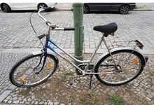 Etwas später 1990 wurde dieses Fahrrad gebaut, das bereits das Pinselstrich-Dekor besitzt und einige größere Änderungen aufweist (Gabel, Lenker), jedoch nach wie vor ohne Gangschaltung ausgestattet ist.