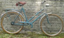 Von 1959 ist dieses Fahrrad mit einer hammerschlagblauen Lackierung, die in diesem Zeitraum gelegentlich verwendet wurde. Nun mit für Felgenbremsen optimierten Felgenflanken.