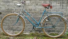 Montiert ist hier der von Diamant-Damensporträdern bekannte Lenker ohne Vorbau. Es handelt sich um die bis ca. 1959 produzierte breite Ausführung (58 cm).