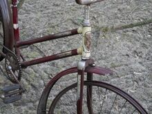 Das Fahrrad war vollständig mit brauner Farbe überstrichen, der Originallack wurde teilweise freigelegt. IFA-Raute und Mifa-Schriftzug nicht mehr vorhanden.