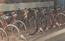 Fahrräder von Mifa als Exponate auf der Leipziger Herbstmesse 1957. Bei den Fahrrädern mit schwarzen Reifen handelt es sich um die Export-Modelle S 1 D und S 1 E, das gezeigte Damenrad in englischer Ausführung ist bislang unbekannt.