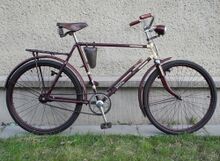 Ein 26" Herrentourenrad (RH 56 cm) von 1953. Vermutlich handelt es sich um ein Modell S9. Bereits mit bunter Lackierung. Streifendekor und IFA-Raute am Sattelrohr.