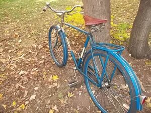 ================================================ Einige Ausstattungsdetails wie etwa der Tourengepäckträger, die Stempelbremse oder die Bakelitgriffe stammten noch aus den frühen 1950er Jahren.