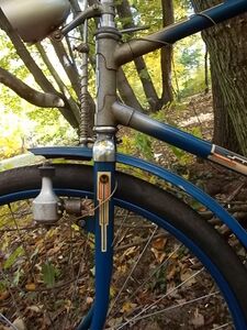 ================================================ Bei diesem Fahrrad ist die Hammerschlaglackierung am Steuerkopf markant. Bei den anderen Fahrrädern aus dieser Zeit war dieser Bereich fast immer weiß lackiert.