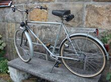 Mifa Modell 105 (vrmtl. 1990) Bei diesem Fahrrad, das sehr wahrscheinlich aus der zweiten Hälfte des Jahres 1990 stammt, wurden einige Ausstattungsdetails bereits überarbeitet. Konstruktiv fallen insbesondere die Pletscherplatte sowie die Vorderradgabel auf. Gut zu erkennen ist hier auch der neue Gepäckträger nach Mifa-Patent.
