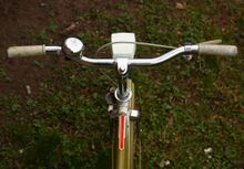 Der Flachlenker verleiht dem Fahrrad, anders als der klassische Eindruck mit lackierten Stahlfelgen und -Schutzblechen erwarten lässt, einen vergleichsweise sportlichen Charakter.