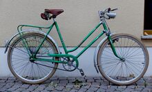 Mit Ausnahme der Luftpumpe vollständig original erhaltenes 10 b von 1956 in lasurgrüner Lackierung und mit dem nur kurzzeitig 1956 verwendeten Olympia-Dekor.