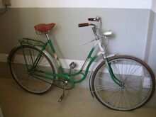 Mifa Modell 152 (1969/70) Beim gezeigten Damenrad sind sowohl Felgen als auch Schutzbleche nicht in Rahmenfarbe gehalten. Dennoch gab es auch weiterhin Mifa-Tourenräder mit Felgen und Schutzblechen, die passend zur Rahmenfarbe lackiert waren.