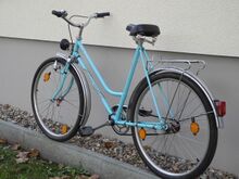 Andere Farben, modernisierte Beleuchtung und Speichenreflektoren kennzeichnen das Erscheinungsbild dieses Fahrrades aus der Jahreswechselzeit 1988/89.