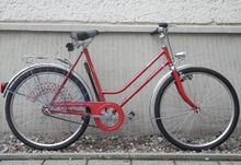 Mifa Modell 160 (1988) Ein Exemplar in ungefahrenem Neuzustand. Während Diamant- Damenräder Kleidernetze in Form von Einzelfäden hatten, wurden an den Mifa-Tourensporträdern gewirkte Netze verwendet.