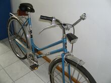 Dem frühen Baujahr entsprechend besitzt dieses Fahrrad noch einen verchromten Kettenschutz.