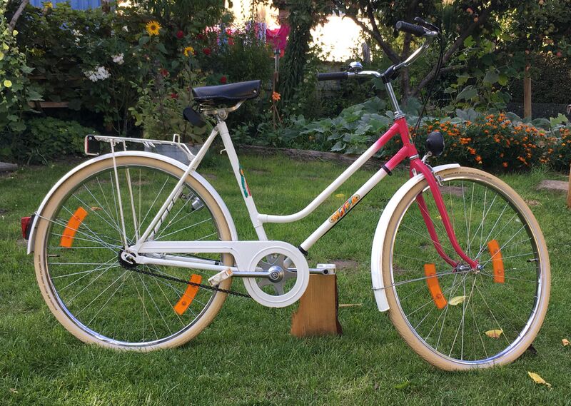 Datei:Mifa Modell 167 von 1990 weisspink1.JPG