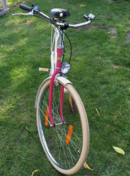 Datei:Mifa Modell 167 von 1990 weisspink2.JPG