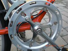 Zu sehen ist die ungewöhnliche Verwendung eines Glockentretlagers an einem sportlichen Fahrrad mit Kettenschaltung.
