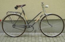 Mifa Modell 251 (1971) An diesem wenig später produzierten Fahrrad ist wiederum das Diamant-Dekor an den Gabelscheiden zu finden. Kleidernetz fehlt, Werkzeugtasche vrmtl nicht original.