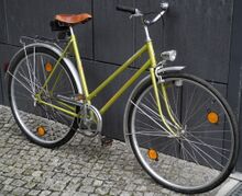 Im Unterschied zu den späteren Sporträdern besitzt dieses Fahrrad noch kein Speichenschloss und keinen serienmäßigen Seitenständer.