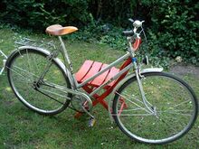 Noch bis 1985 behielt man das Chromfoliendekor bei. Sporträder dieser Zeit hatten grundsätzlich Metalliclack, hier zu sehen in silbermetallic.