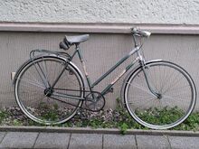 Ein Exemplar in derselben, noch stärker ausgeblichenen Lackierung von Anfang 1971. Seinerzeit ausgestattet mit Terrysattel mit grauer Gummidecke, grauer Kunstleder-Werkzeugtasche und FER-Scheinwerfertyp 8707.21 mit Drahtfederhalterung der Streuscheibe. Rücklicht und Bereifung nicht original, Kettenschutz fehlt.
