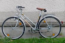 Beim Scheinwerfer handelt es sich um das Modell 8707.21/0 von FER. Anders als in den Folgejahren erhielt Modell 254/264 im Jahr 1987 noch eine Metallic-Lackierung.