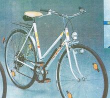 Mifa Modell 257 (1987) In der zweiten Hälfte der 1980er-Jahre wurden sowohl bei Diamant als auch bei Mifa nahezu alle Modelle optisch aufgewertet. Diese Katalogabbildung von 1989 zeigt wahrscheinlich ein Fahrrad von 1987.