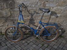 Beim abgebildeten Fahrrad handelt es sich ebenfalls um ein Exemplar Baujahr 1967. Es ist bereits mit dem Hochlenker ausgestattet. Zu erkennen ist der originale Terry-Sattel.