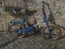 1967: Beim abgebildeten Fahrrad handelt es sich ebenfalls um ein sehr frühes Exemplar. Verglichen mit dem links nebenstehend gezeigten ist bereits mit dem Hochlenker ausgestattet. Nicht "original" sind Pedale, Achsmuttern, Satteltasche sowie die Luftpumpe.
